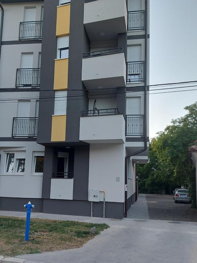 # Espresso 2 Apartman Sa Garazom Sremska Mitrovica Extérieur photo